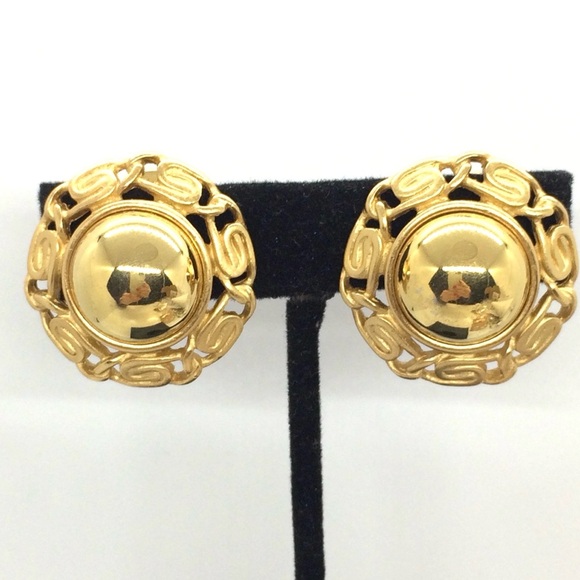 VINTAGE MONET BUTTON CLIP-ON EARRINGS DOMED SNAIL CHAIN GOLD TONE BRUSHED SHINY - Picture 3 of 12